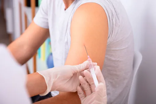 Бережно к себе: 5 обязательных прививок, которые нужны всем взрослым