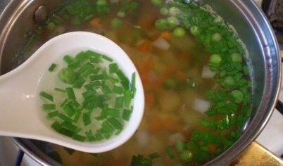 Добавьте зеленый лук в суп и проварите его 2 минуты. Суп готов! Приятного аппетита!