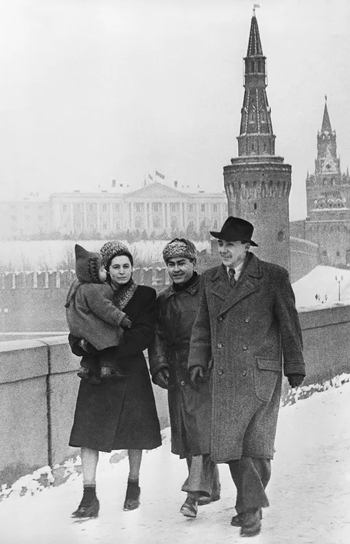 Алексей Маресьев (в центре) с женой и сыном и писатель Борис Полевой во время прогулки