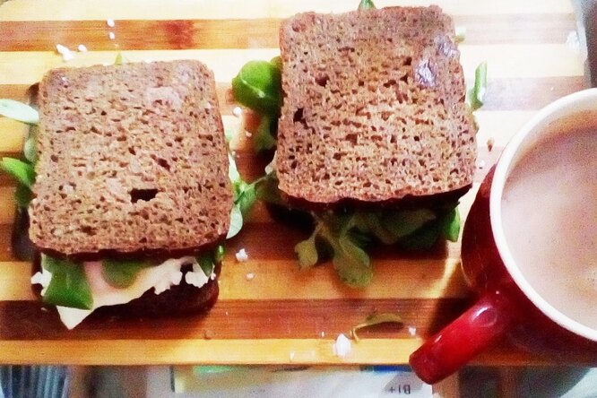 Сэндвич с творогом и салатом корн