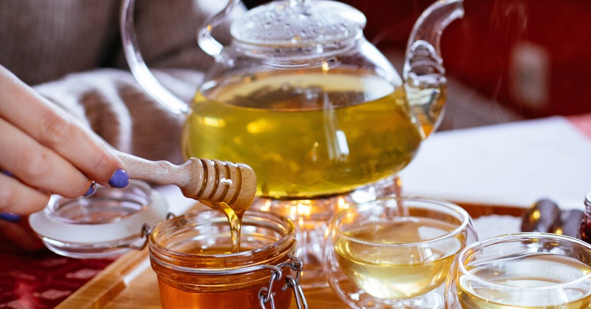Мед в чашке. Анонс чайные посиделки с медом. Сонный мед. Мед для всей семьи. Почему в горячем чае кусочек сахара