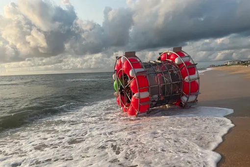 Смело, но глупо: в США спасли мужчину, заплывшего в океан на надувных шарах