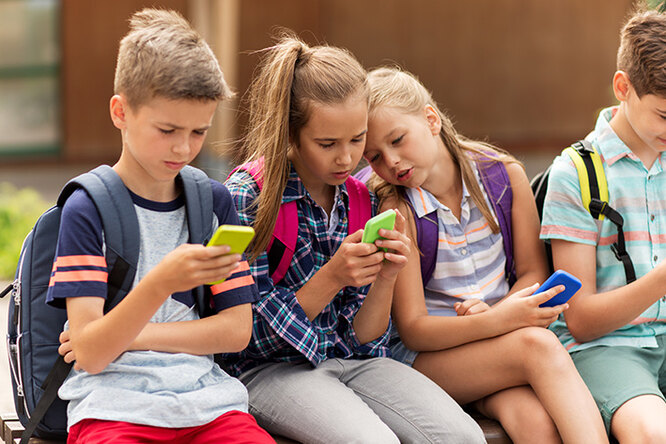 Возьми, детка, телефон: ученые одобрили использование детьми гаджетов