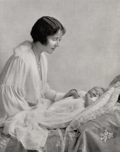 Елизавета Боуз-Лайон с дочерью принцессой Елизаветой, будущей королевой Великобритании, в 1926 году