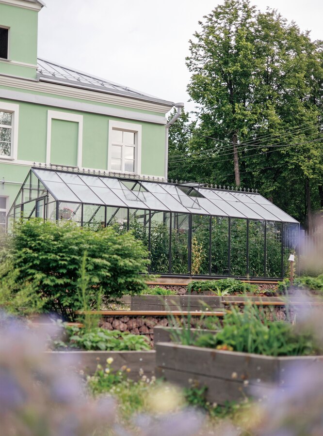 Во дворе усадьбы находится Most Garden — оранжерея, огород и летний сад. За короткий сезон с небольшого огорода собирают 3–4 урожая зеленых культур. Овощи, травы, ягоды, фрукты сразу же отправляются на кухню ресторана Во дворе усадьбы находится Most Garden — оранжерея, огород и летний сад. За короткий сезон с небольшого огорода собирают 3–4 урожая зеленых культур. Овощи, травы, ягоды, фрукты сразу же отправляются на кухню ресторана