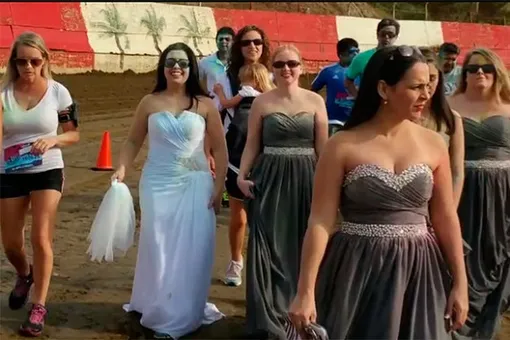 Невеста, брошенная по СМС, пробежала марафон в свадебном платье