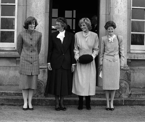 Принцесса Уэльская (вторая справа) с двумя сестрами, леди Джейн Феллоуз (крайняя слева) и леди Сарой МакКоркодейл (крайняя справа), и директором их школы Рут Радж в 1987 году