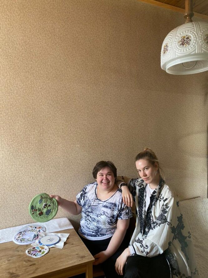 Света и Вика, в квартире у Вики Света и Вика, в квартире у Вики