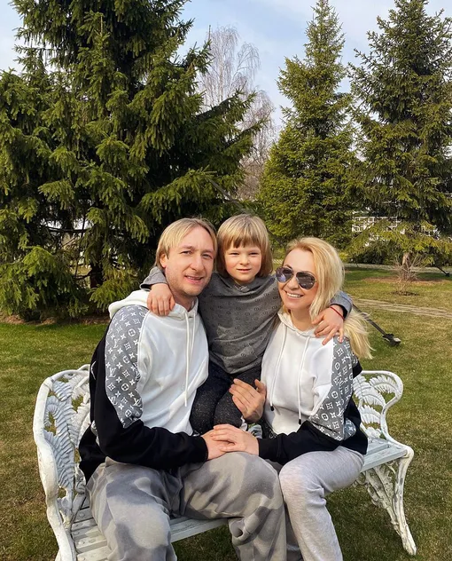 Яна Рудковская и Евгений Плющенко c сыном
