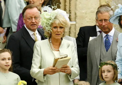 Слева: Эндрю Паркер-Боулз — первый муж нынешней королевы-консорт Камиллы. 2006 год
