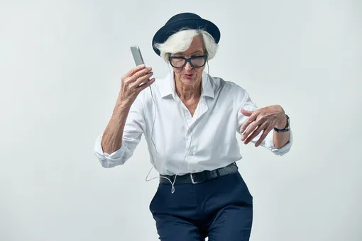 93-летняя хохочущая старушка восхитила пользователей своим танцем