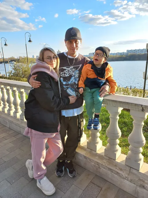 Дмитрий Рыжов с женой и сыном