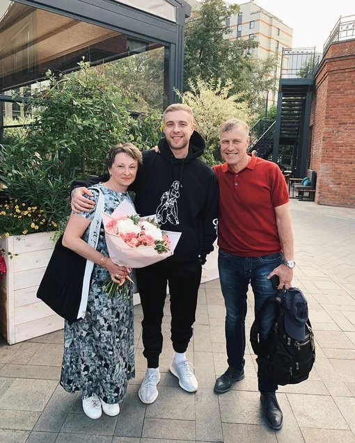 Егор Крид с родителями