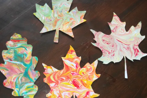 Осенние поделки с детьми: «мраморные» листья