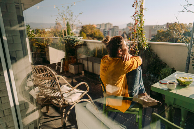 Как превратить незастекленный балкон в патио для летнего отдыха