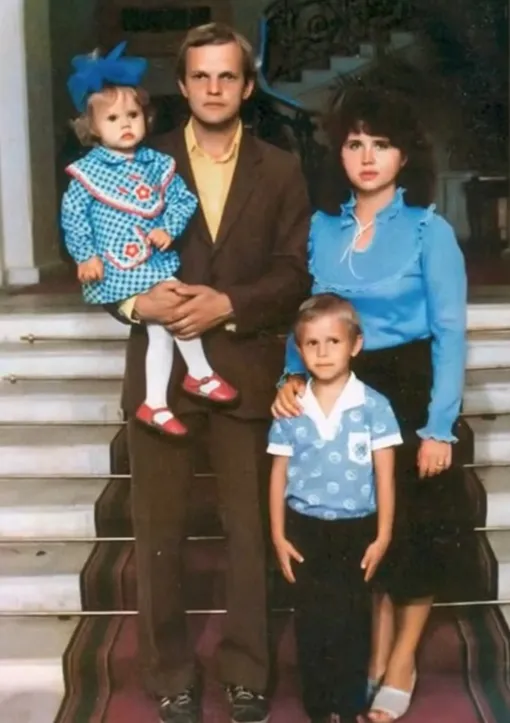 Певица Максим в детстве с родителями и старшим братом
