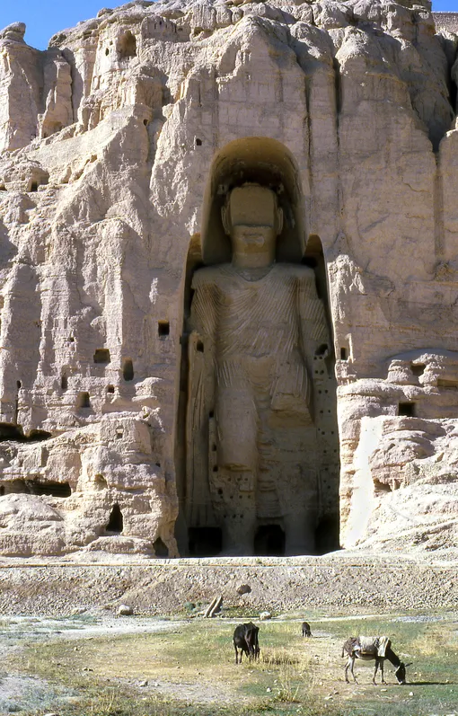 26 февраля 2001 года талибы* уничтожили в Афганистане две гигантские каменные статуи Будды. Величественные монументы, созданные около 1500 лет назад, были буквально стёрты с лица земли