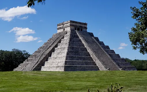Пирамида в Чинен-Ице. Одна из самых распространенных теорий говорит о том, что когда-то они служили источником невиданной силы