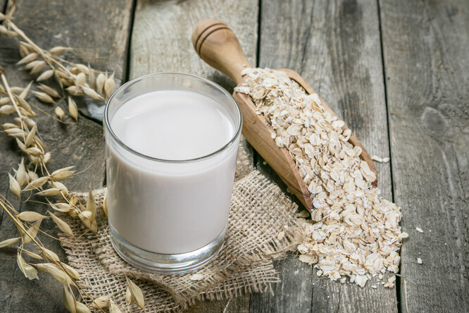 Овсяное молоко: насколько оно полезно и с чем его едят