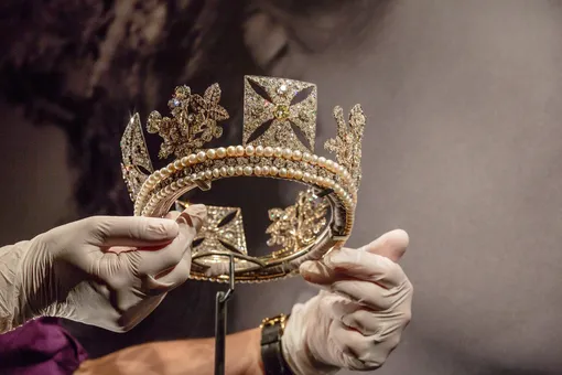 У королевы была внушительная коллекция произведений искусства и ювелирных изделий