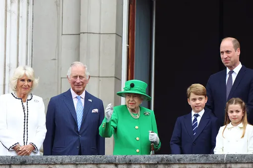 Королева Елизавета ІІ на балконе Букингемского дворца во время празднования платинового юбилея в 2022 году