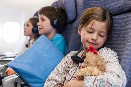 Что взять для путешествия с детьми на самолёте, как летать на самолёте с ребёнком