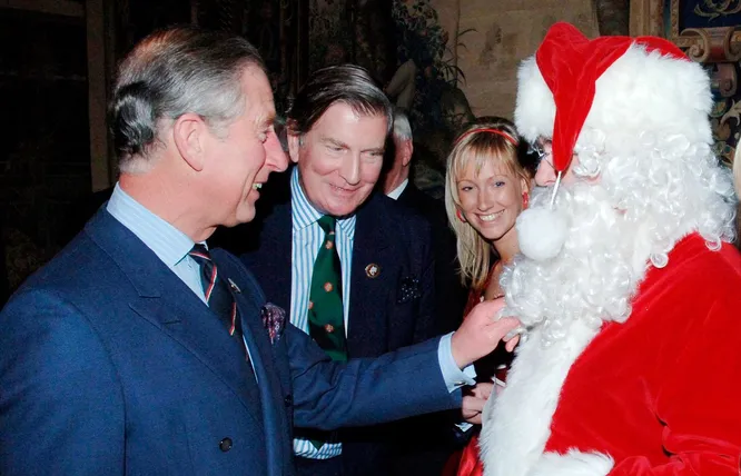 Пользуясь случаем и положением, принц Чарльз проверил, настоящий ли Санта-Клаус повстречался ему на мероприятии. Лондон, 2006 год