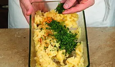 Отварной картофель разомните, смешайте с яйцом, обжаренным на растительном масле луком, нашинкованной зеленью, посолите и тщательно перемешайте.