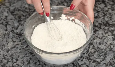 В отдельной миске просейте муку, добавьте разрыхлитель, соду и соль. Размешайте ингредиенты в масляную смесь. Поставьте тесто в холодильник на 1 час.