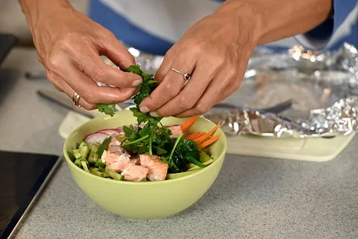 Поке: модный салат в миске с лососем, редисом и рисом. Пошаговый рецепт с фото