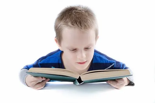 мальчик читает толстую книгу