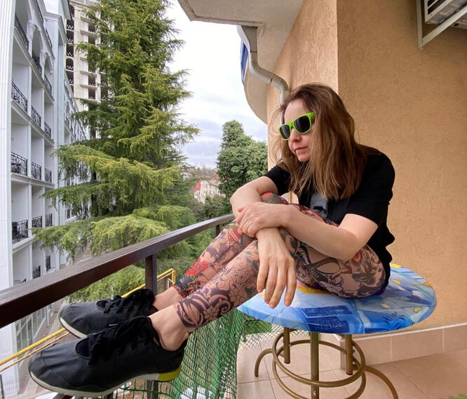 Валентина Рубцова в необычным леггинсах с «татуированным» принтом