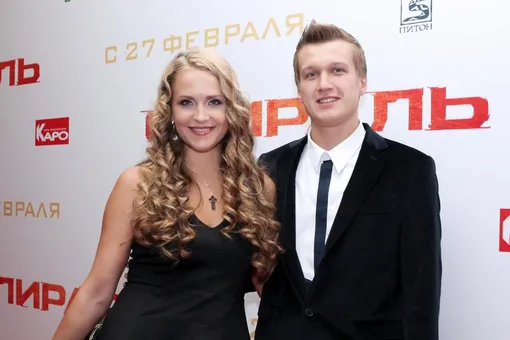 «На вид 16-18 лет, не больше»: подписчики обсуждают домашнее фото жены Анатолия Руденко