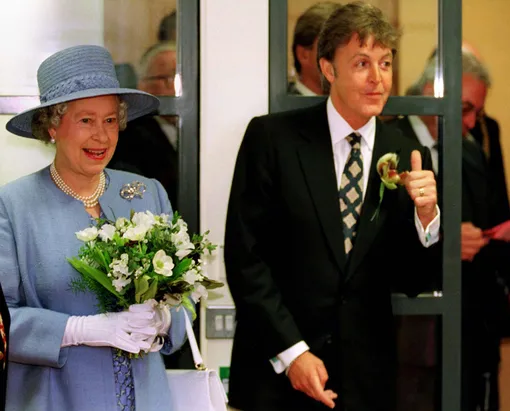 Королева Елизавета II и Пол Маккартни в 1996 году