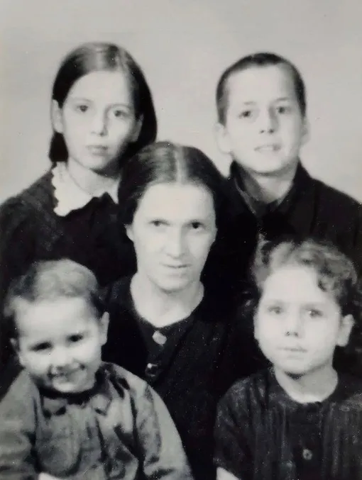 Семья Беленковых. Светлана – в верхнем ряду слева.