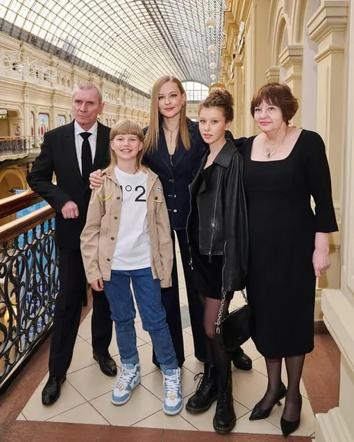 Юлия Пересильд с родителями и дочками