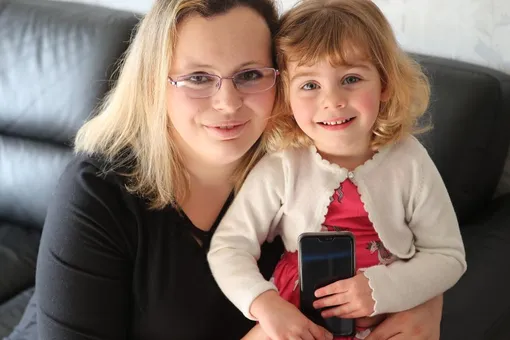 Двухлетняя девочка спасла маме жизнь с помощью Фейсбука*