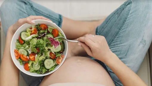 беременная с салатом