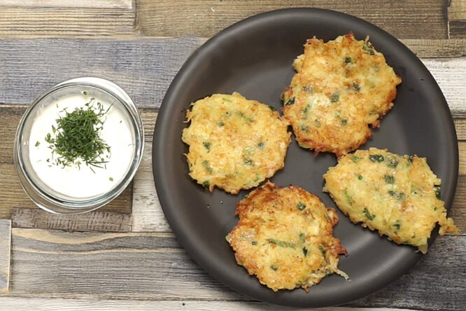 Картофельные оладьи с сыром и зеленью
