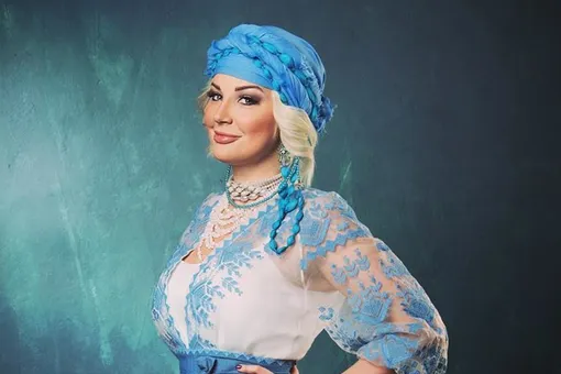 «Завораживающий голос в прекрасном теле»: 42-летняя Мария Максакова дразнит поклонников фото в бикини