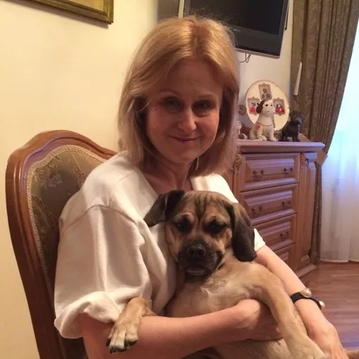 Дарья Донцова с собакой Мафи
