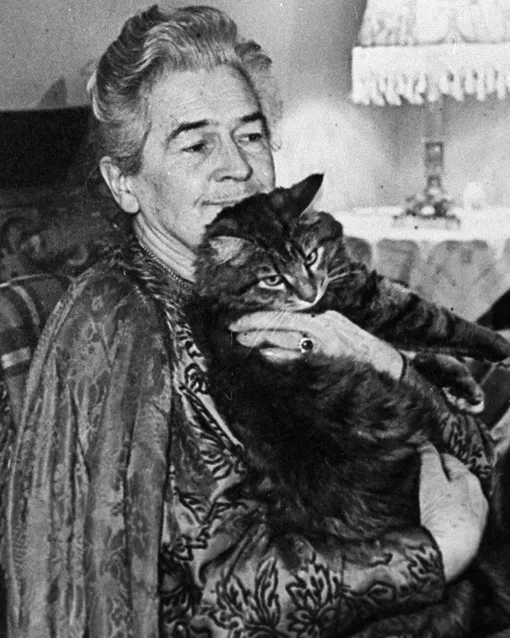 Ольга Леонардовна Книппер-Чехова с котом