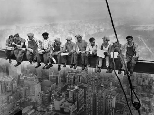 Фотография «Обед на небоскребе», сделанная неизвестным фотографом в 1932 г. в Нью-Йорке