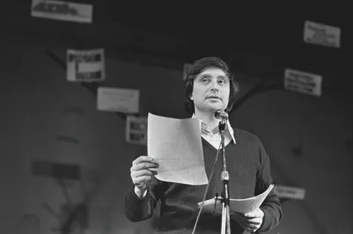​Актер театра и кино Вениамин Борисович Смехов на сцене Московского театра драмы и комедии на Таганке, 1968 год.