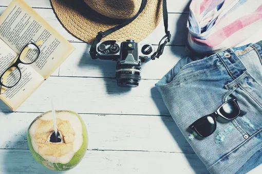 джинсы, очки, фотоаппарат, шляпа, книга, очки и другие вещи в отпуск