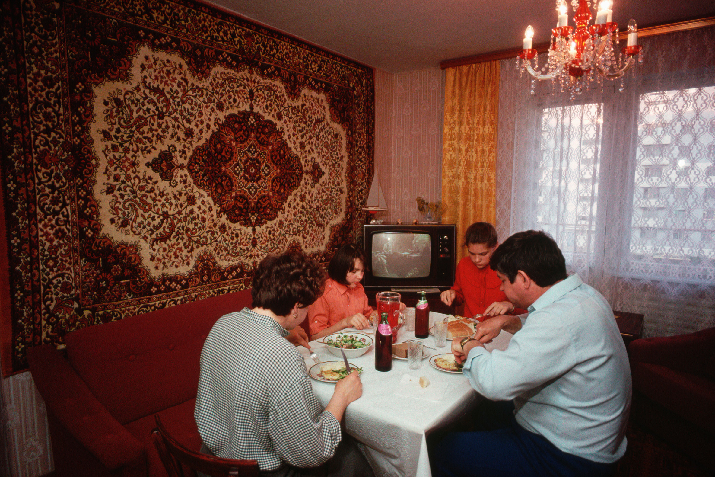 Стен советских времен. Советский ковер на стене. Старая Советская квартира. Советская квартира с ковром на стене. Интерьер квартир в 90-е годы.