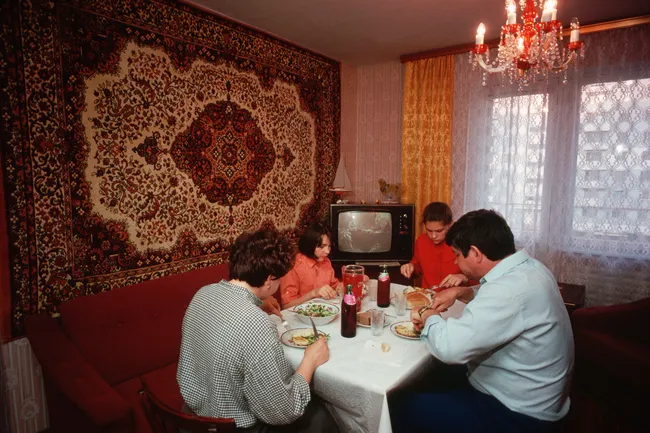 Зачем в СССР вешали ковры на стены и стоит ли так делать сейчас