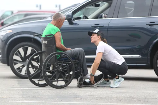 Дженнифер Гарнер пытается примерить свои кроссовки на человека с инвалидностью