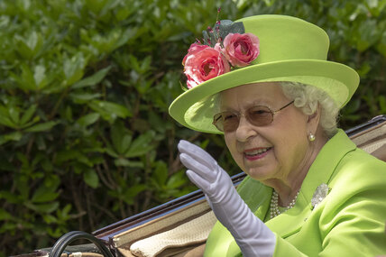 Почему королева Елизавета всегда носила перчатки на публике?