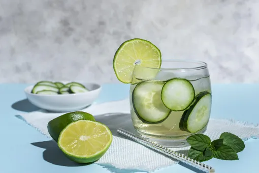 Что пить, когда жарко: простой рецепт домашнего лимонада из огурцов, мяты и лайма